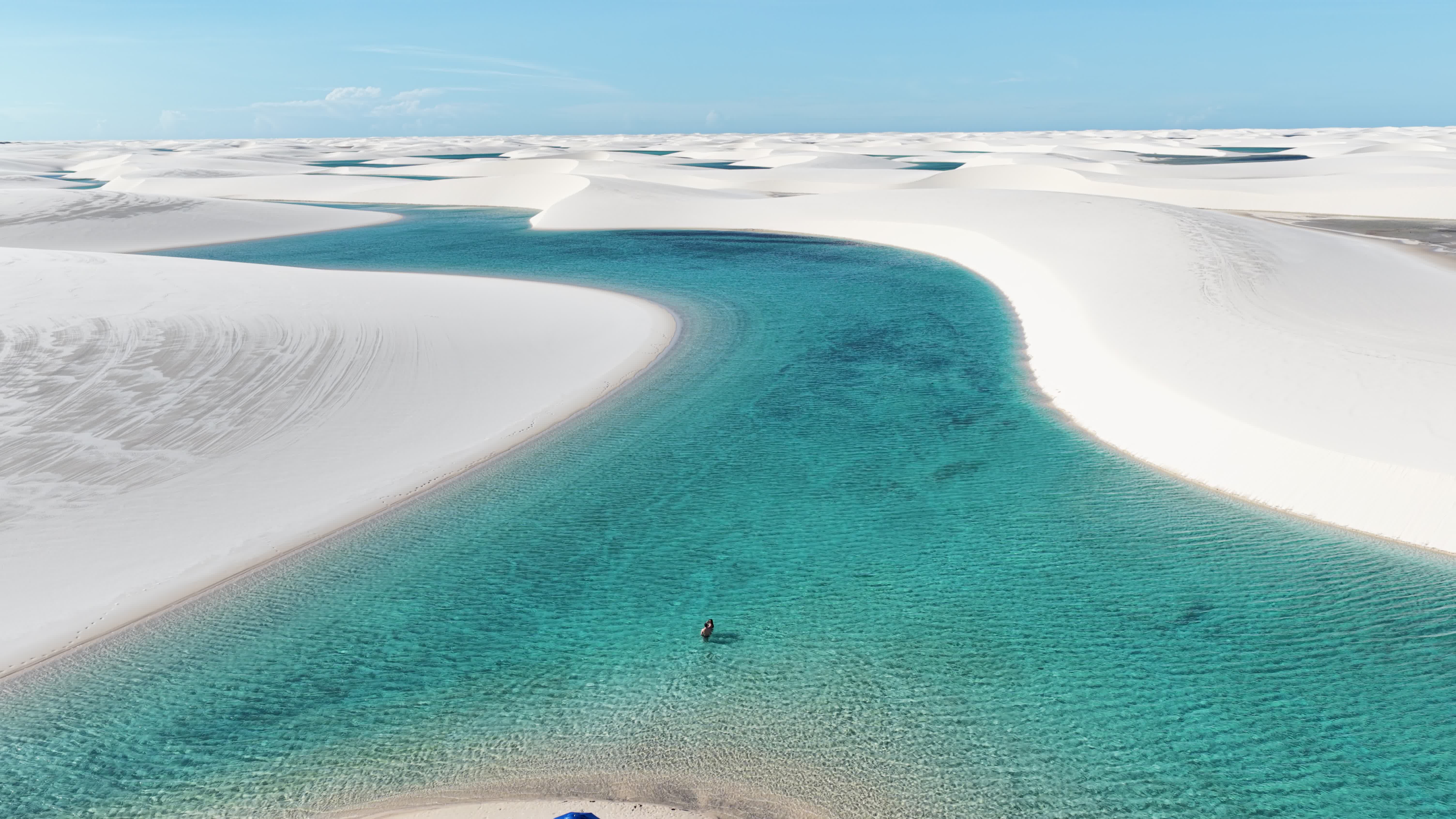 Casal caminhando na lagoa
