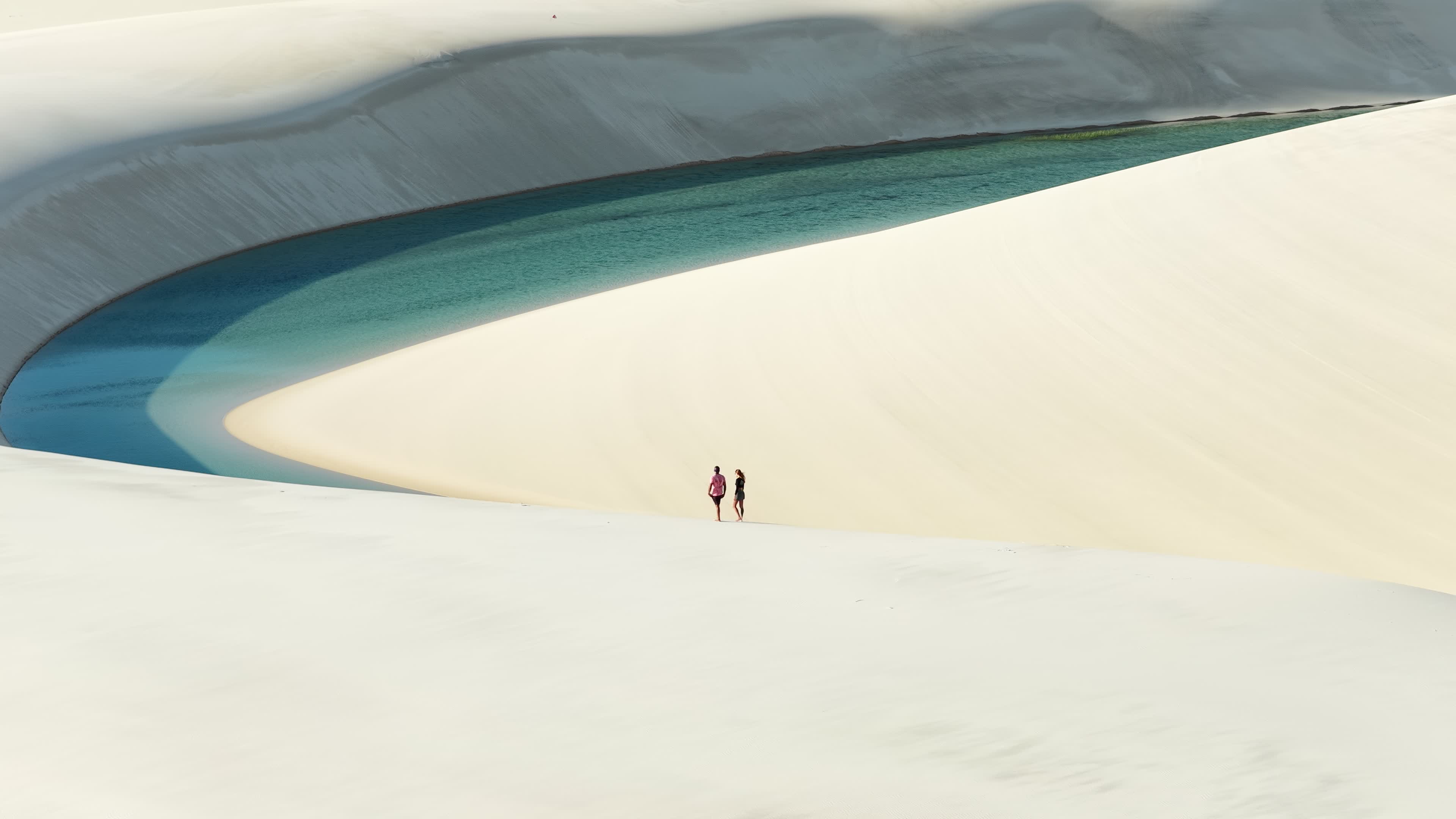 Casal caminhando nas dunas