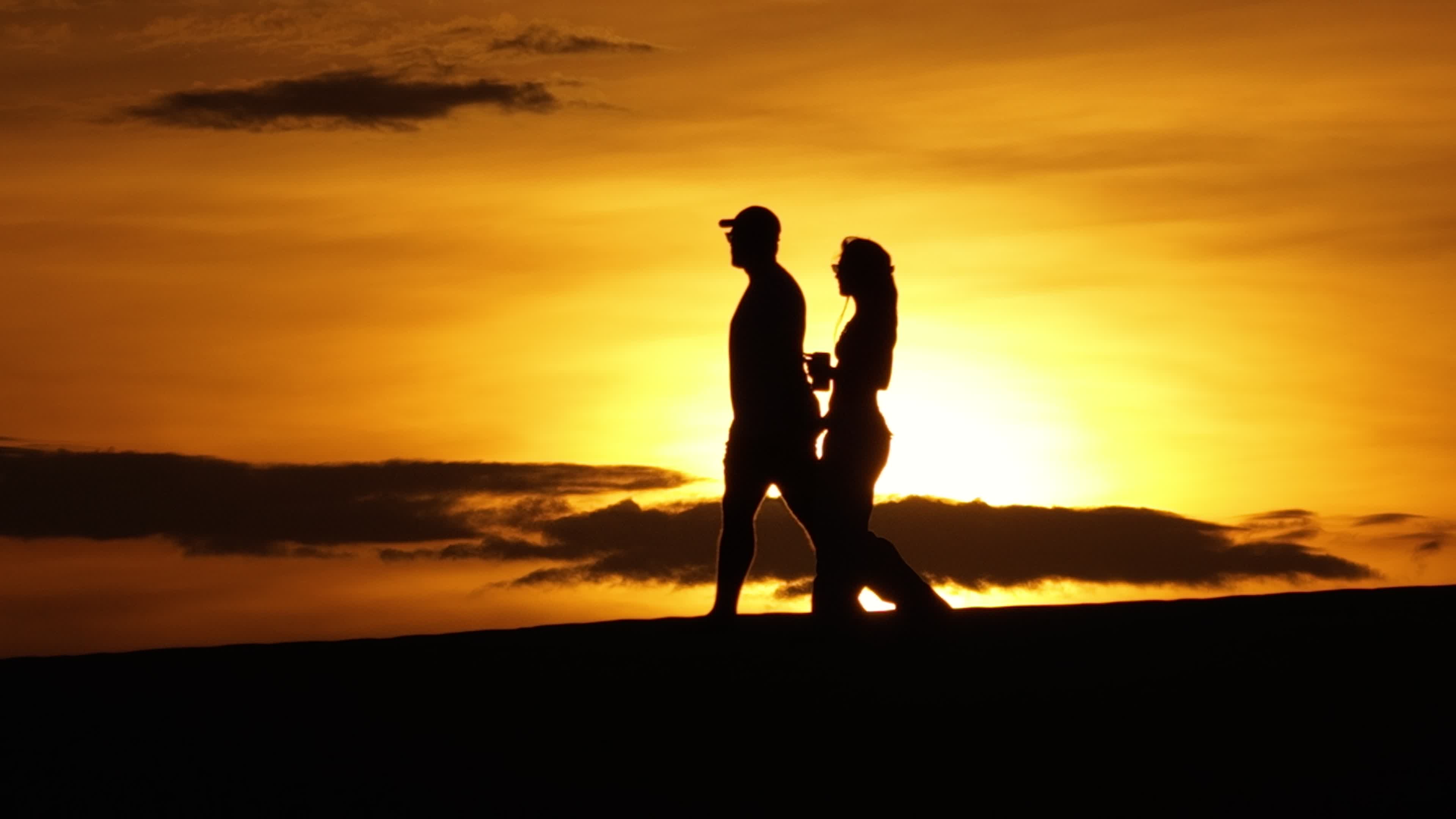 Casal no pôr do sol nos Lençóis