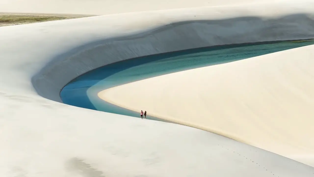 Casal caminhando nas dunas