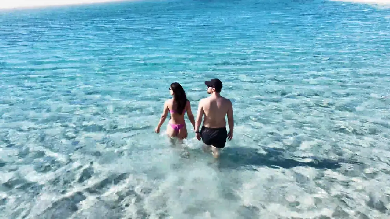 Casal caminhando na lagoa