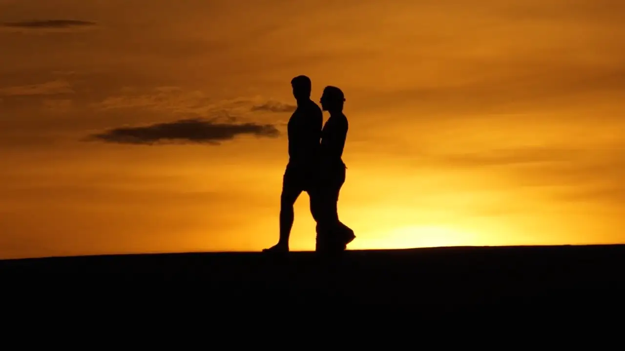 Casal no pôr do sol nos Lençóis